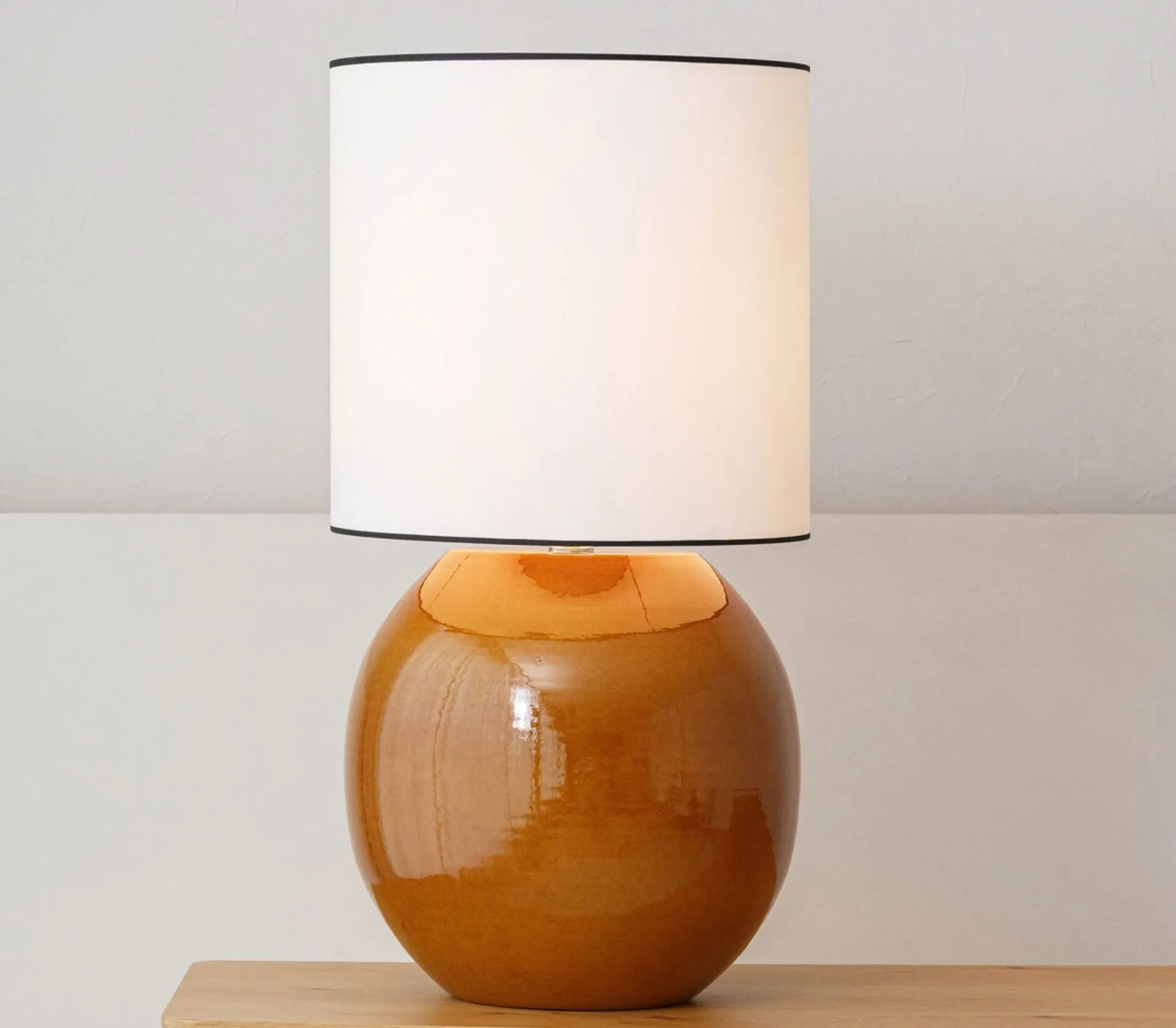 Acceso a la colección de iluminación de diseño, lámparas de mesa en cerámica y soluciones lumínicas premium.