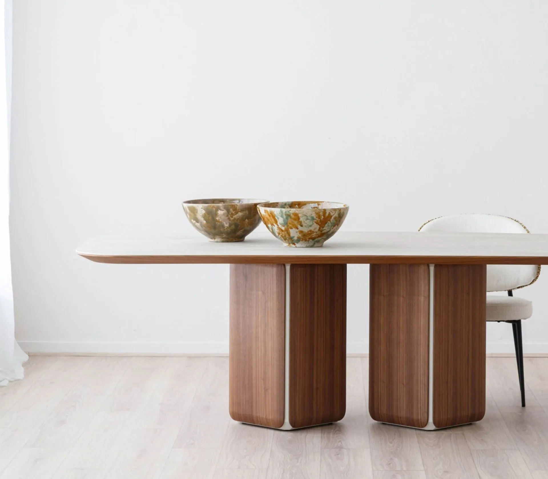 Acceso al catálogo de muebles de diseño, mesas de comedor en madera noble y mobiliario para proyectos contract y tiendas.