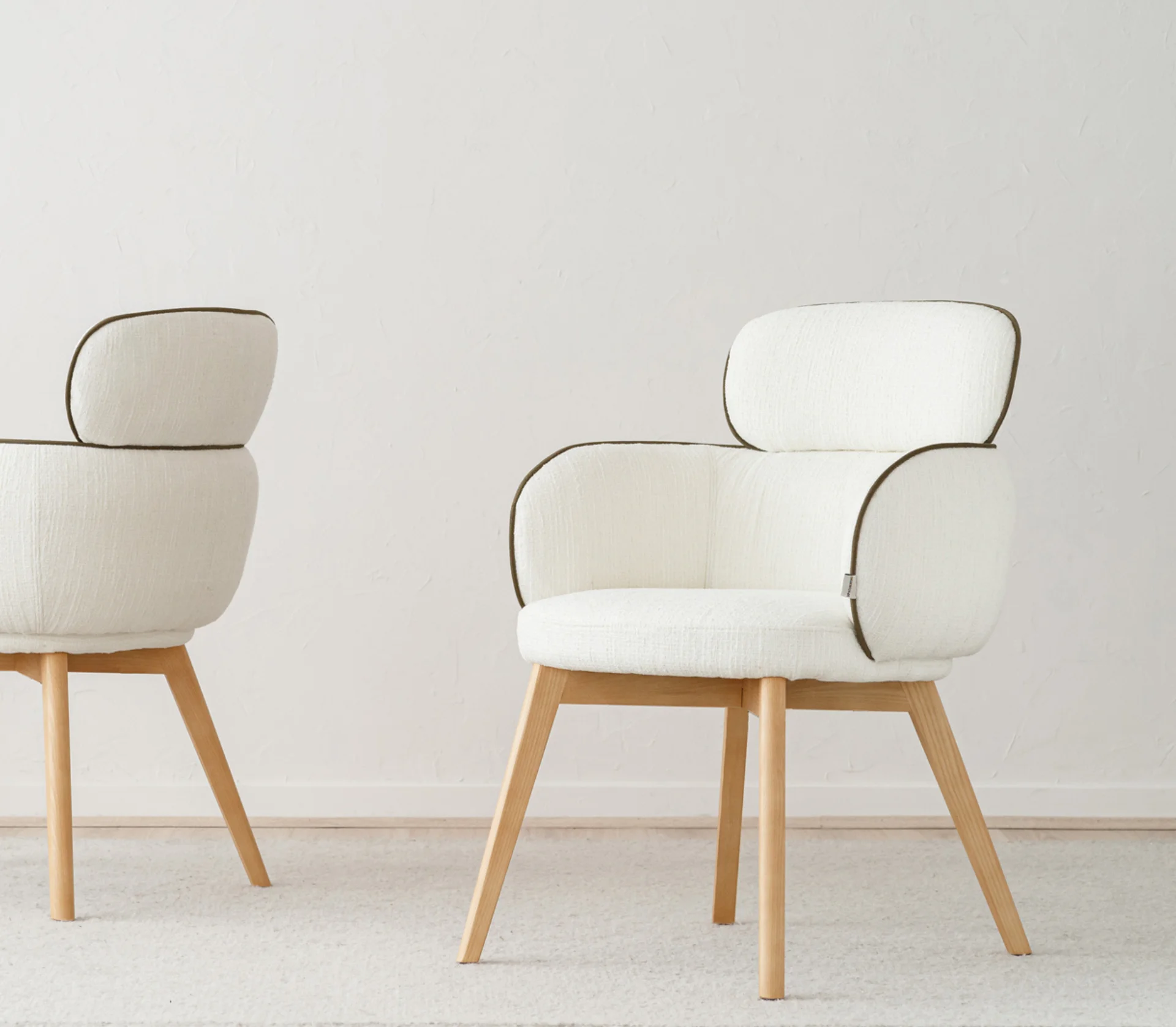 Acceso a asientos de diseño y sillas de comedor tapizadas a medida