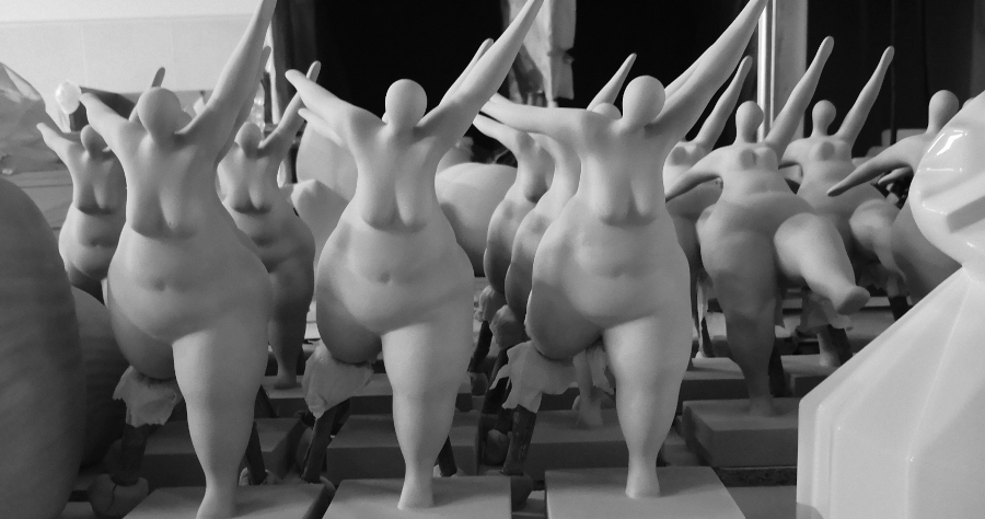 Proceso artesanal de secado de esculturas cerámicas de figuras femeninas en el taller de fabricación de VP Interiorismo.